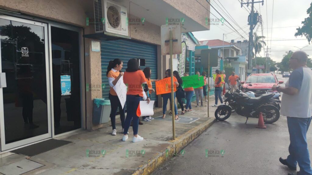 Protestan trabajadoras del IMSS en Chetumal; exigen destitución de Patricia Frías