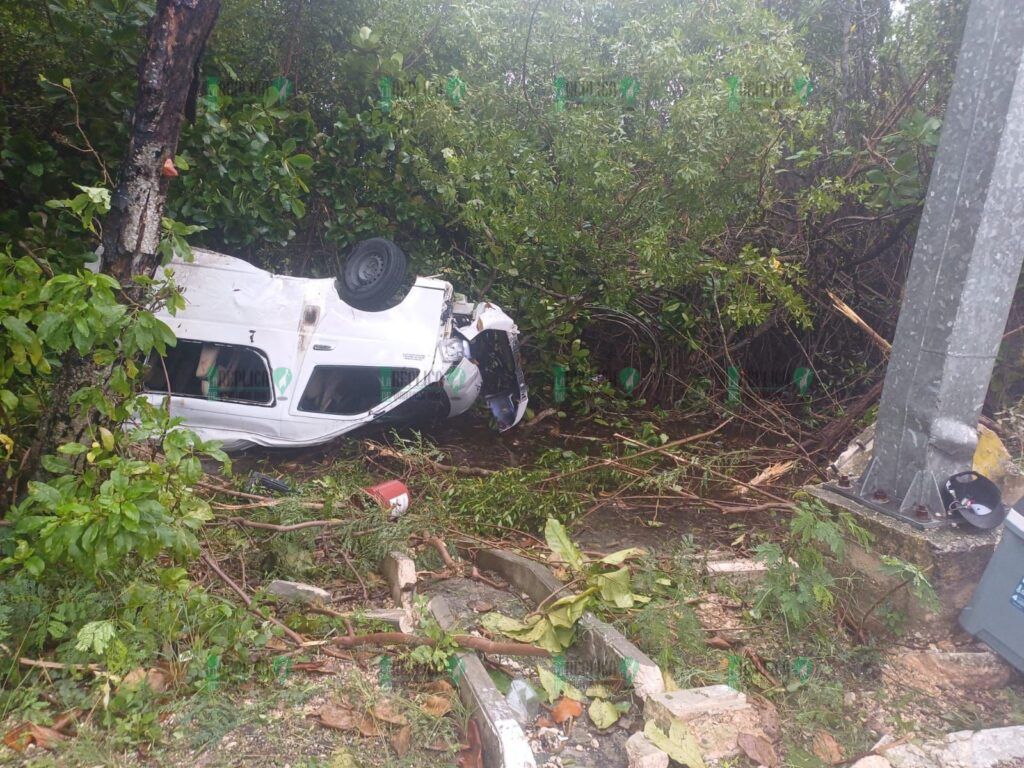 Vuelca Van de turismo en el bulevar Kukulcán de Cancún; hay un lesionado