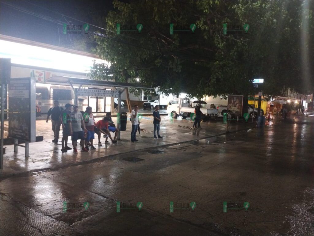 Por lluvias, esperan usuarios hasta hora y media el transporte público en Playa del Carmen