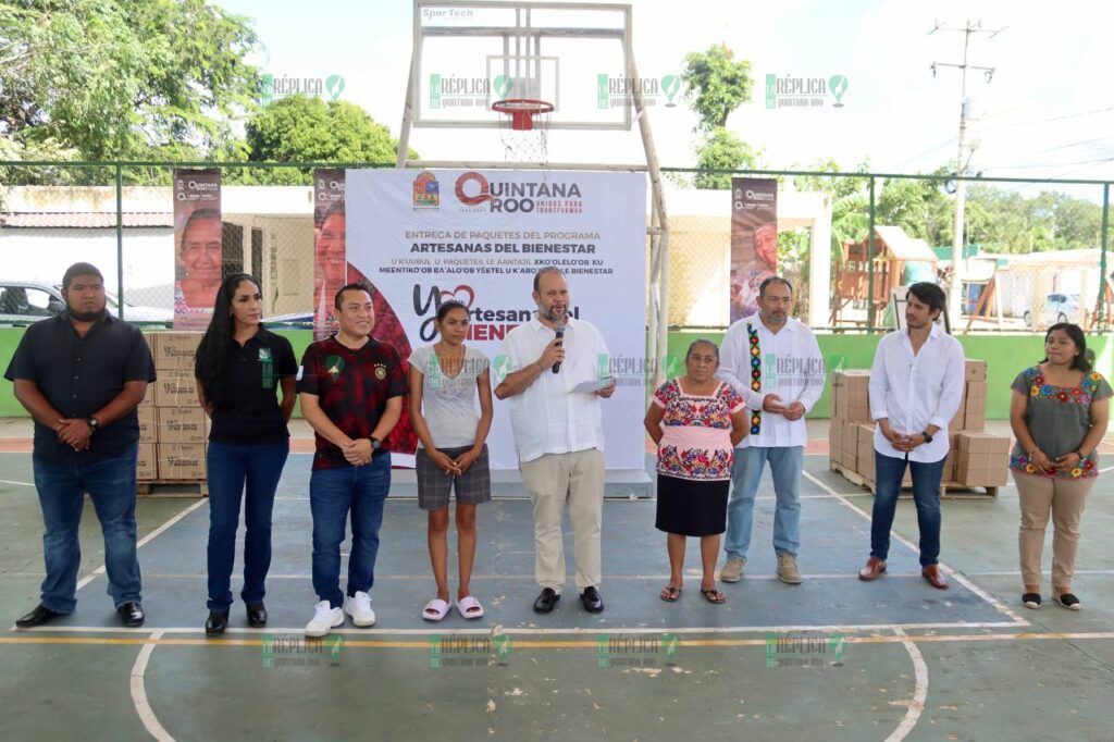 Reciben urdidoras y bordadoras de Leona Vicario paquetes del programa “Artesanas del Bienestar”