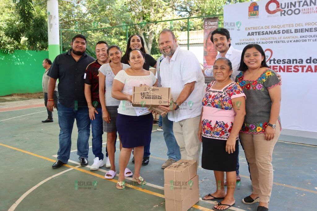 Reciben urdidoras y bordadoras de Leona Vicario paquetes del programa “Artesanas del Bienestar”