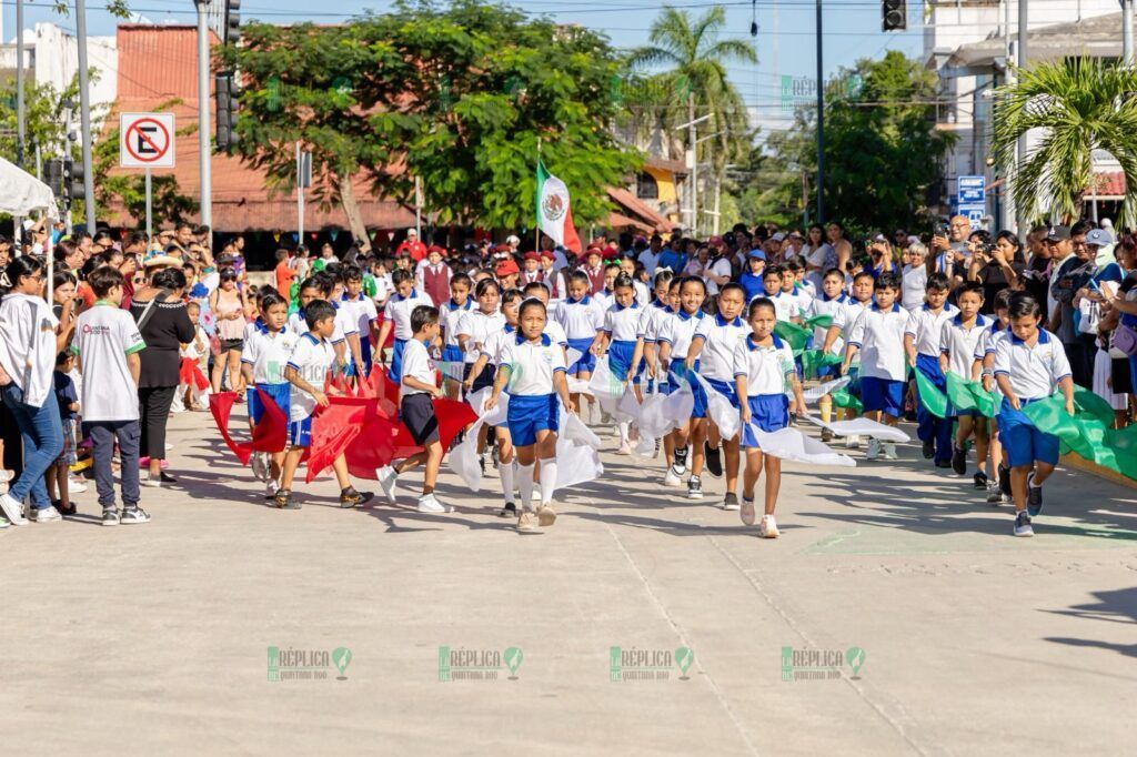 Diego Castañón preside desfile cívico deportivo del 113 aniversario de la Revolución Mexicana