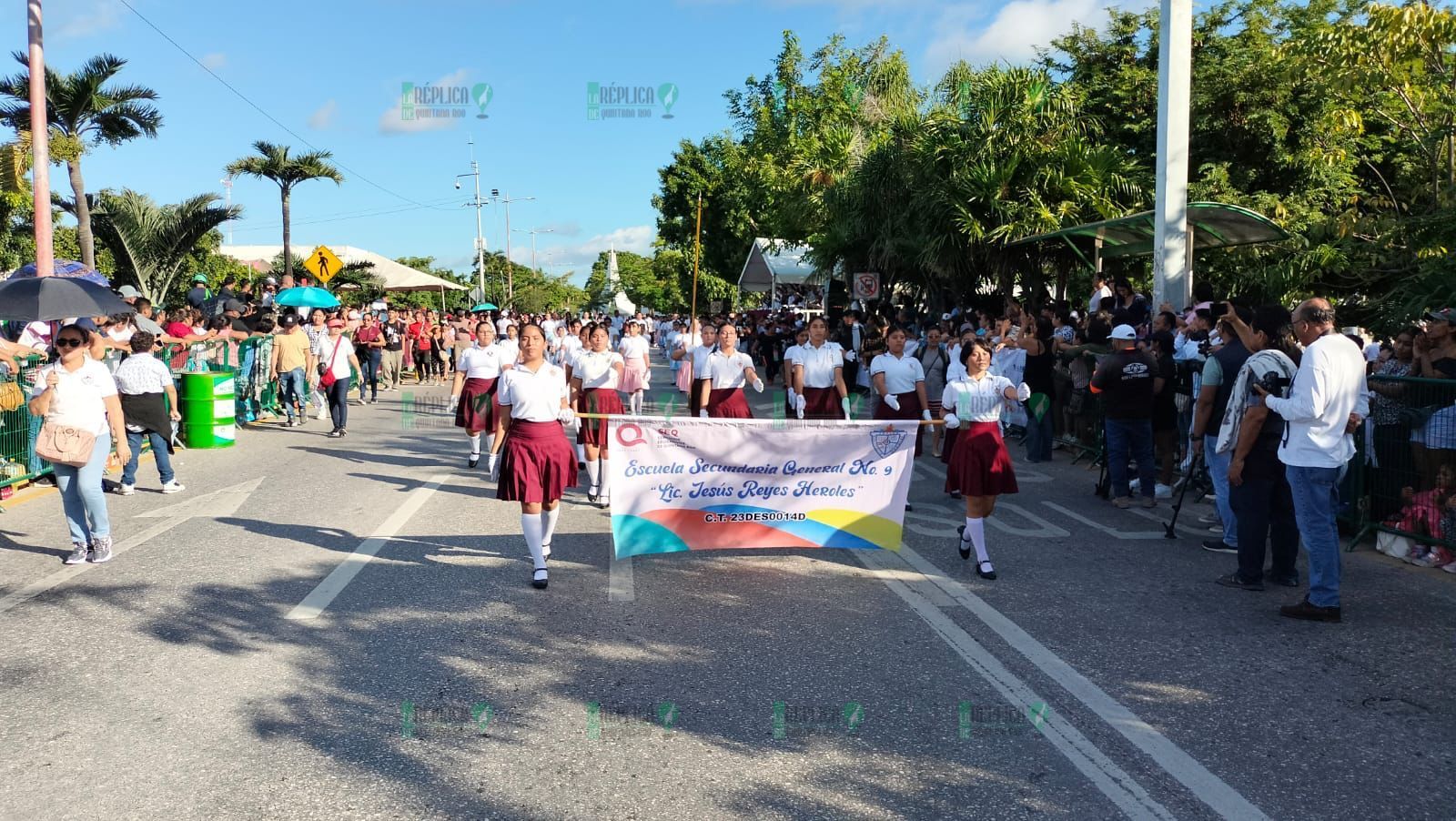 Realizan en Cancún desfile del 20 de Noviembre, con más de 30 mil participantes