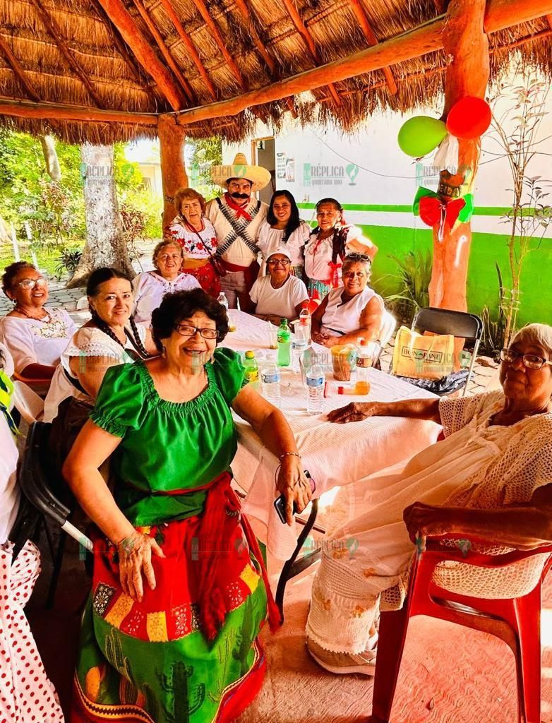 Organizan a adultos mayores de Puerto Morelos fiesta revolucionaria