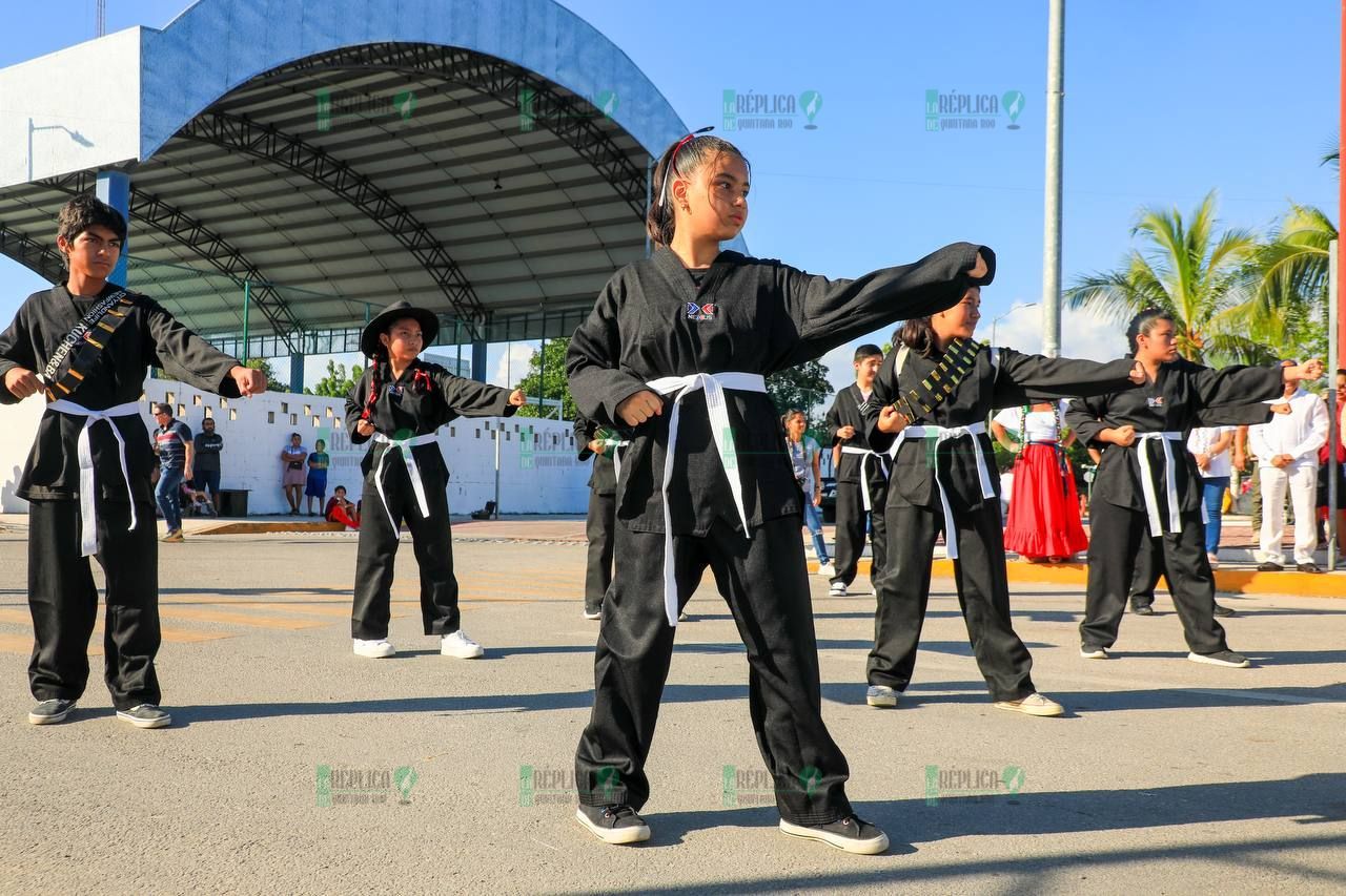 Realizan desfile revolucionario en Puerto Aventuras