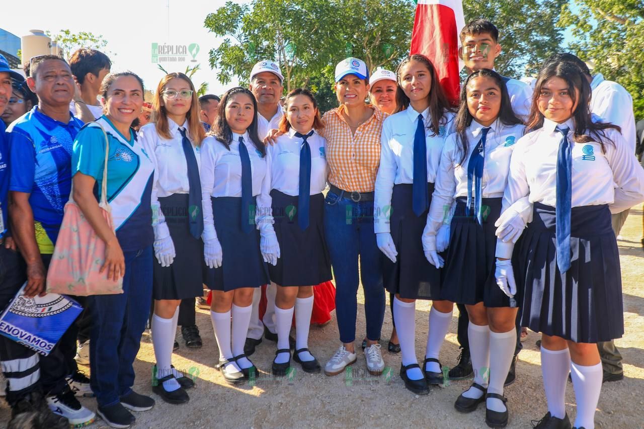 Realizan desfile revolucionario en Puerto Aventuras