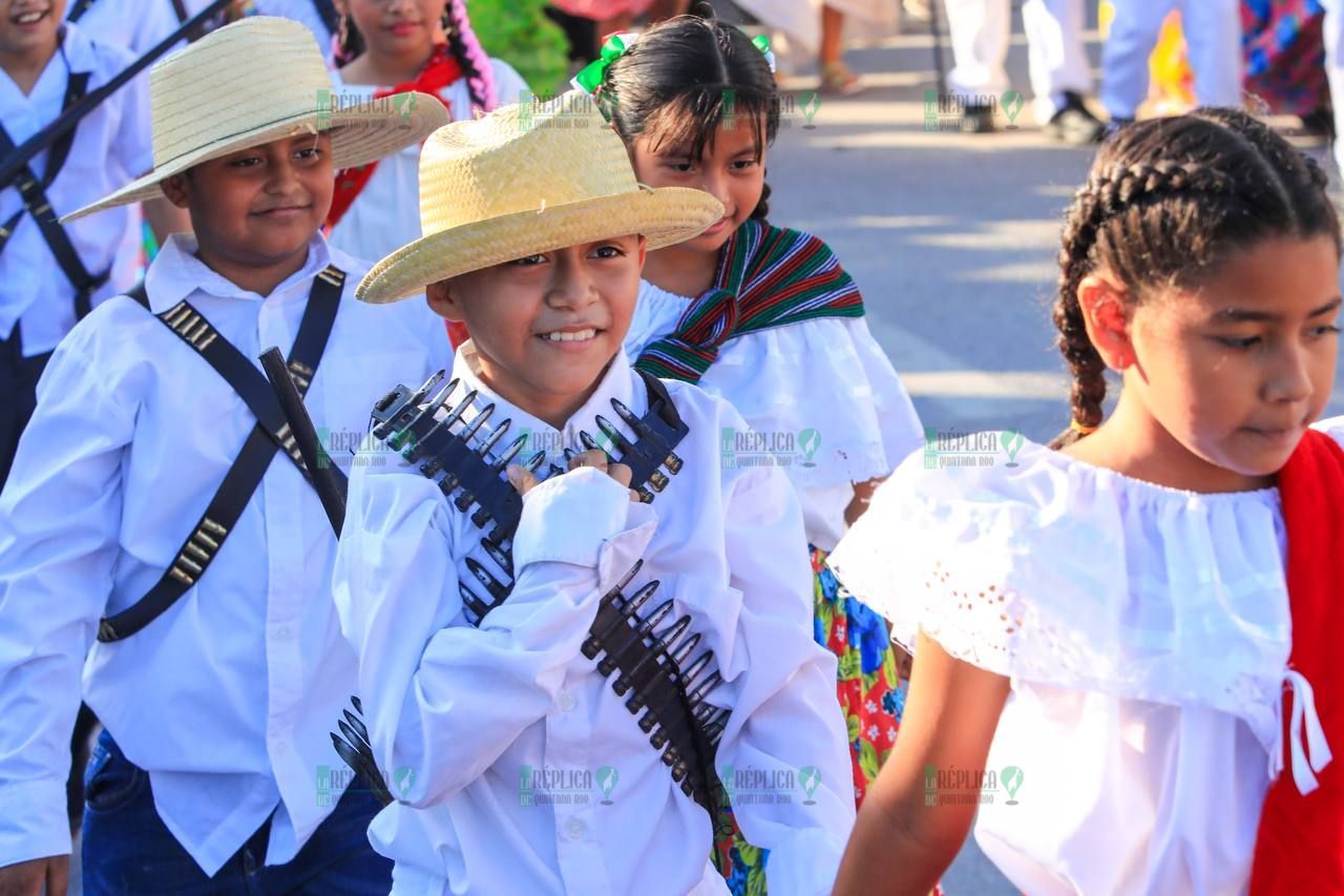 Realizan desfile revolucionario en Puerto Aventuras