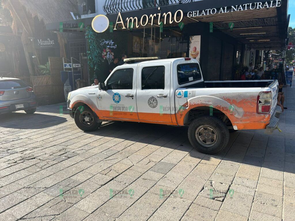 Cierran parte de la Quinta Avenida en Playa del Carmen por incendio en restaurante Harry’s