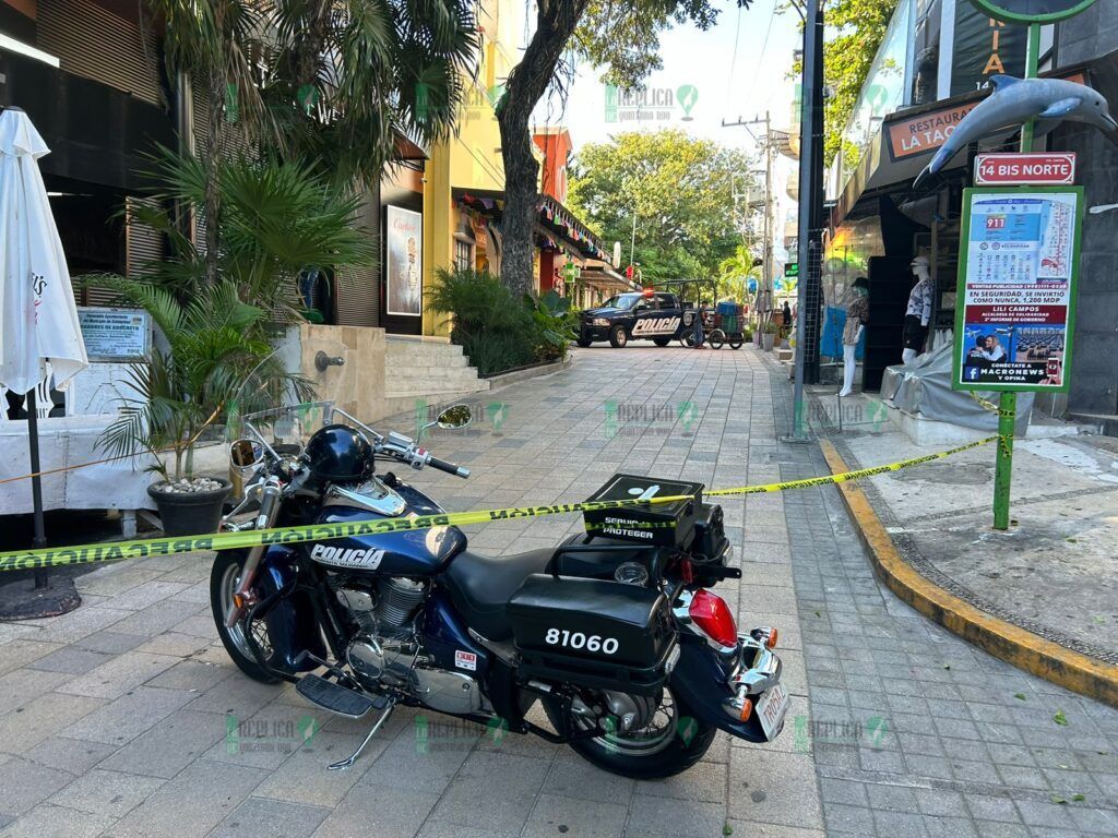 Cierran parte de la Quinta Avenida en Playa del Carmen por incendio en restaurante Harry’s