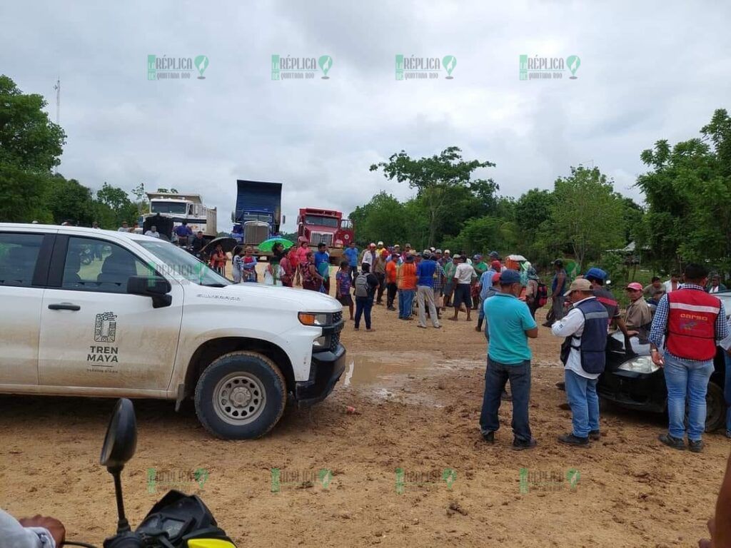 Ejidatarios de Xmaben mantienen bloqueo carretero y se expanden a bancos de materiales