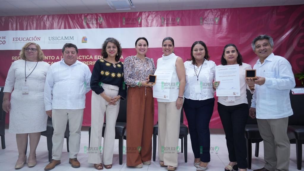 Entregan reconocimientos a maestras y maestros destacados por sus prácticas educativas