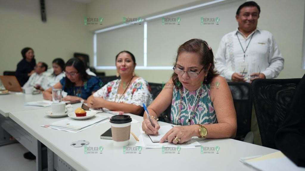 Entregan reconocimientos a maestras y maestros destacados por sus prácticas educativas