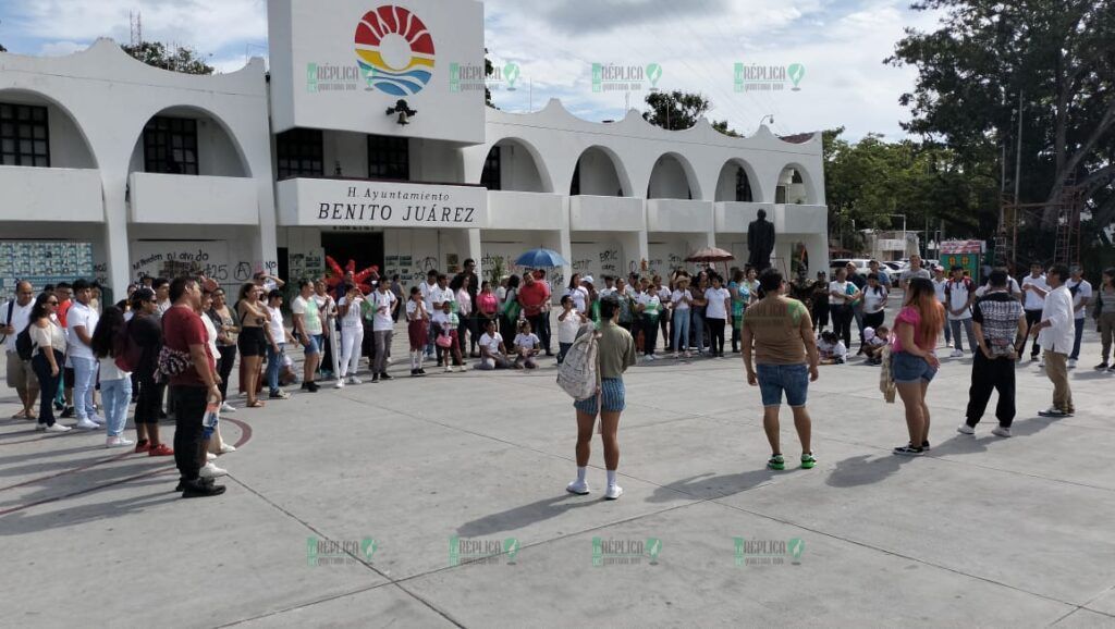 Marchan en el centro de Cancún, para conmemorar el 'Día Nacional de las Personas Sordas'