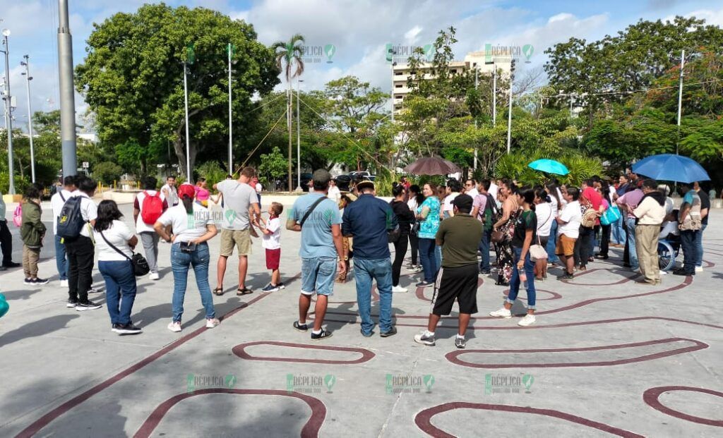 Marchan en el centro de Cancún, para conmemorar el 'Día Nacional de las Personas Sordas'