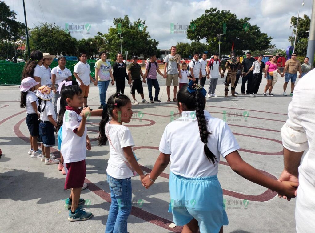 Marchan en el centro de Cancún, para conmemorar el 'Día Nacional de las Personas Sordas'