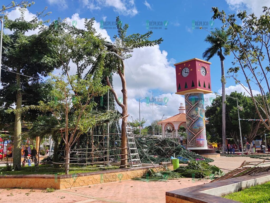 José María Morelos, Quintana Roo.- Se desploma árbol navideño en José María Morelos, el día de su encendido. El evento se llevó a cabo como estaba planeado.