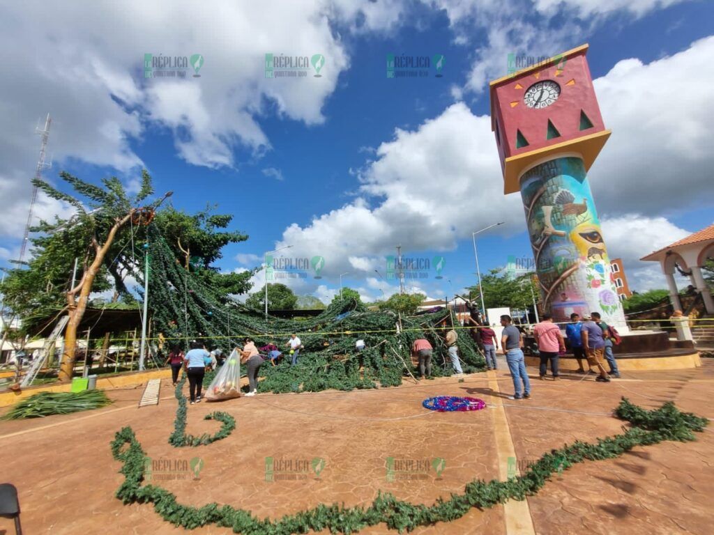 José María Morelos, Quintana Roo.- Se desploma árbol navideño en José María Morelos, el día de su encendido. El evento se llevó a cabo como estaba planeado.