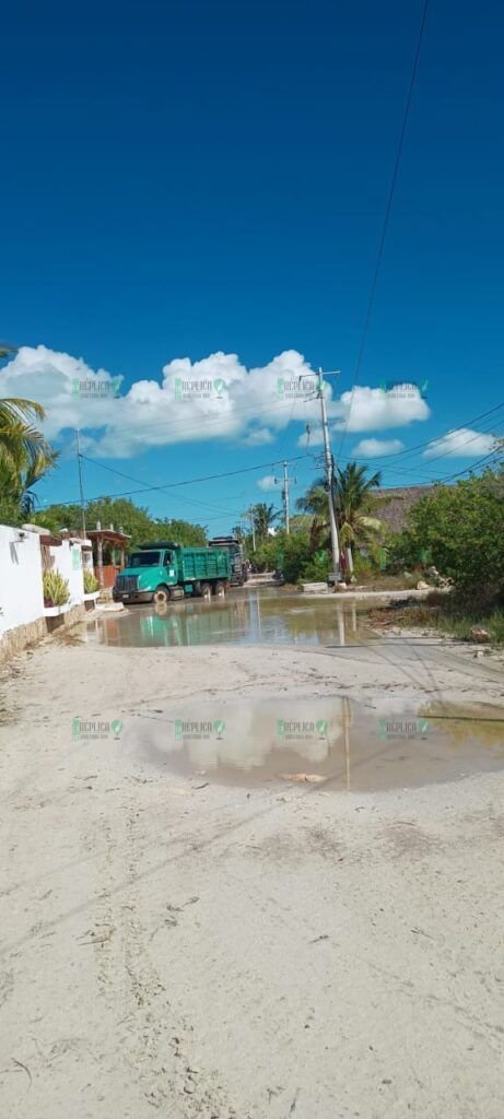 Ante daño en vialidades, exigen controlar ingreso de vehículos pesados a Holbox