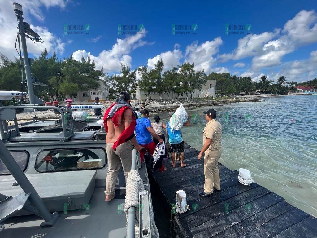 Rescatan a 7 balseros cubanos y un perro en Isla Mujeres