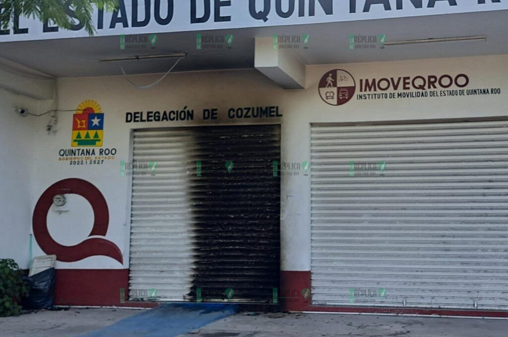 Queman con bombas molotov entrada de oficinas de Imoveqroo en Cozumel