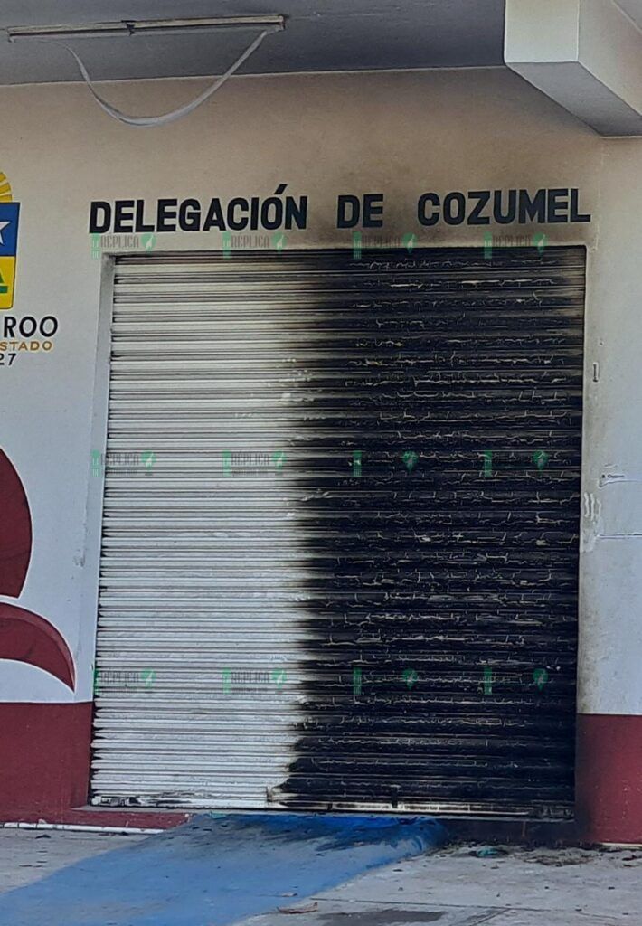 Queman con bombas molotov entrada de oficinas de Imoveqroo en Cozumel