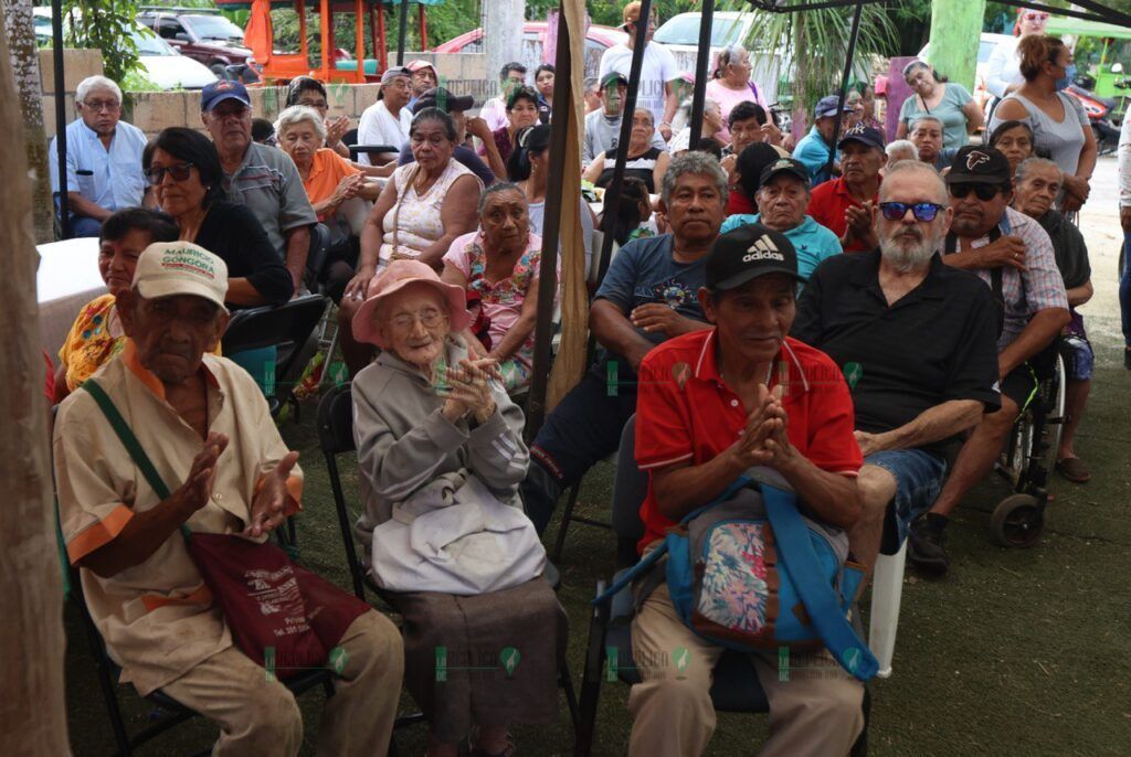 Ofrece Blanca Merari desayuno navideño a los adultos mayores de Leona Vicario