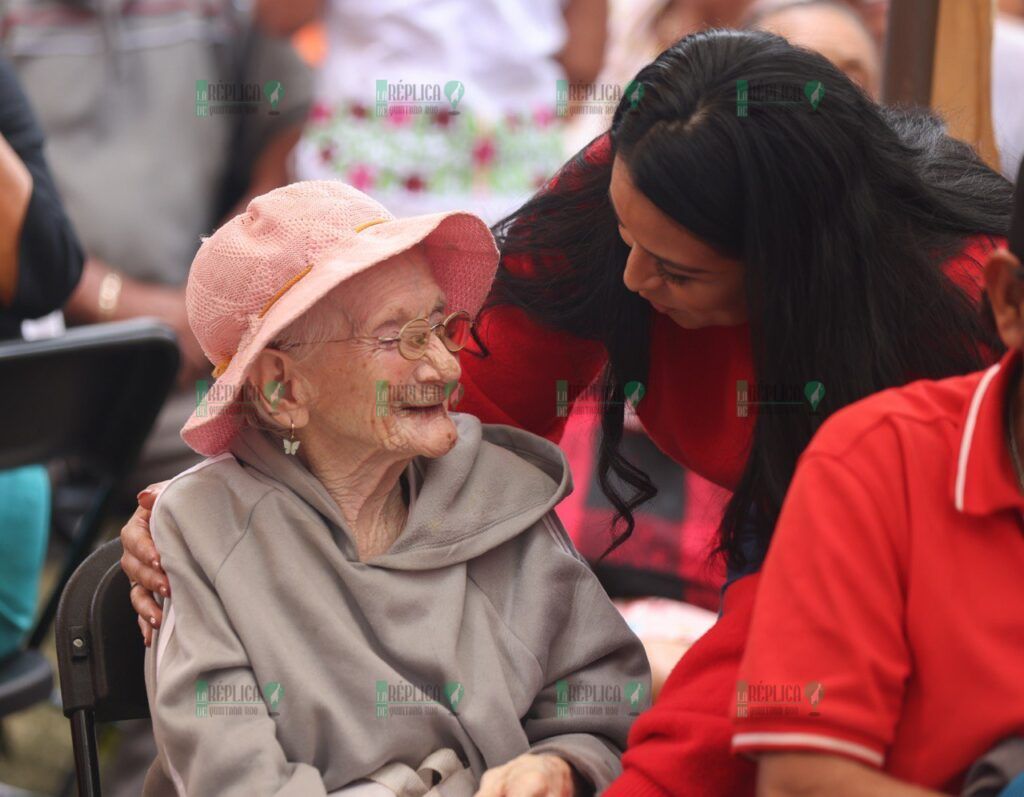 Ofrece Blanca Merari desayuno navideño a los adultos mayores de Leona Vicario