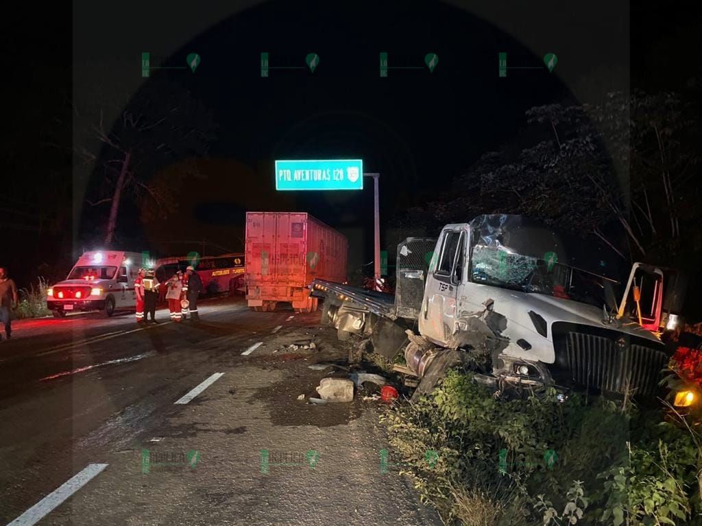 Chocan dos camiones y un autobús en Felipe Carrillo Puerto