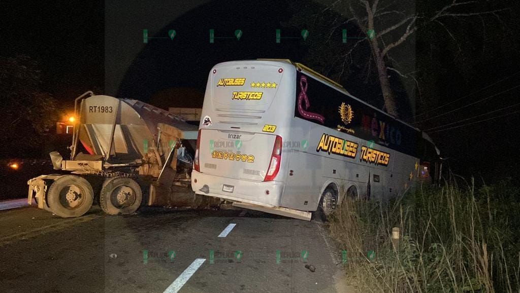 Chocan dos camiones y un autobús en Felipe Carrillo Puerto