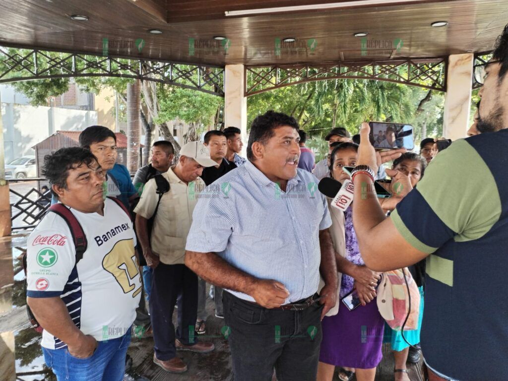 Exigen pobladores de la zona limítrofe obras públicas, durante protesta en Chetumal