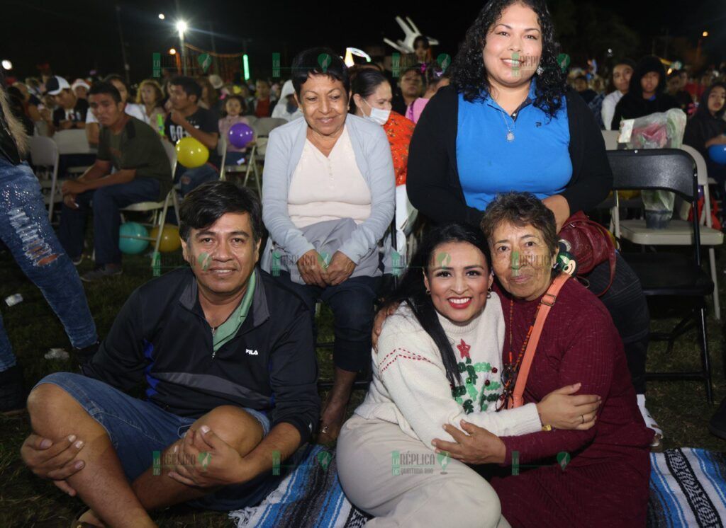 Disfrutan habitantes de Puerto Morelos del Gran Festival Navideño 2023