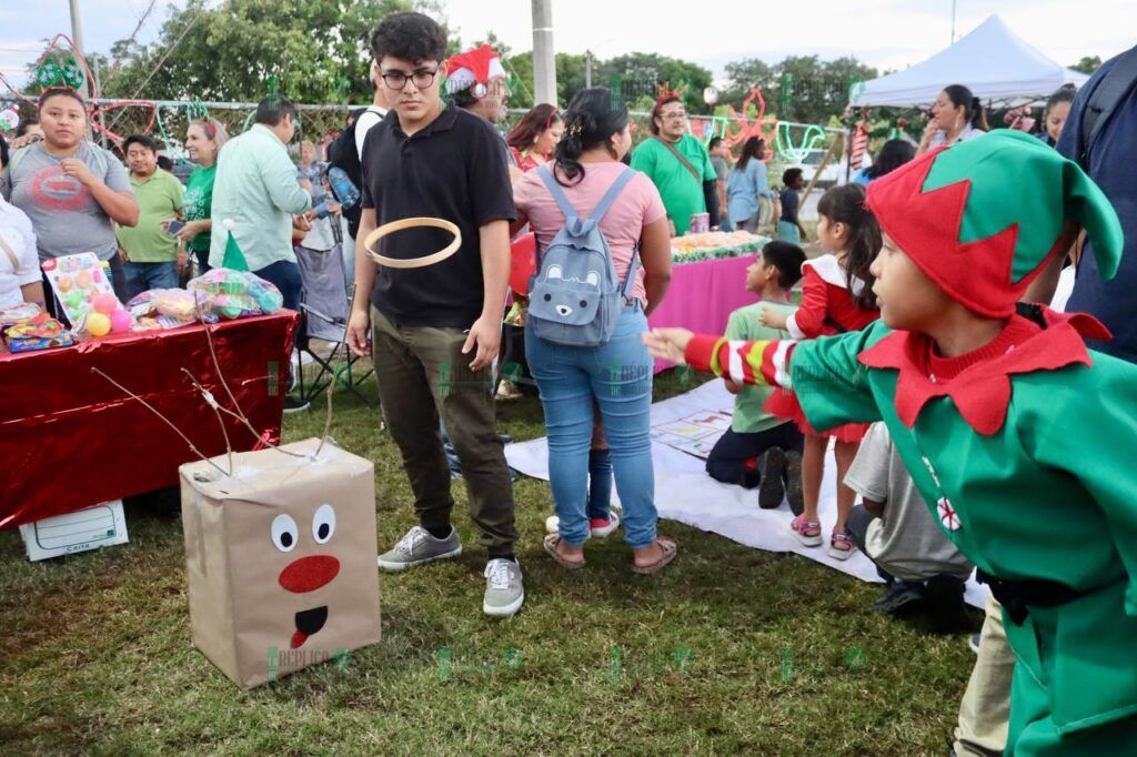 Disfrutan habitantes de Puerto Morelos del Gran Festival Navideño 2023