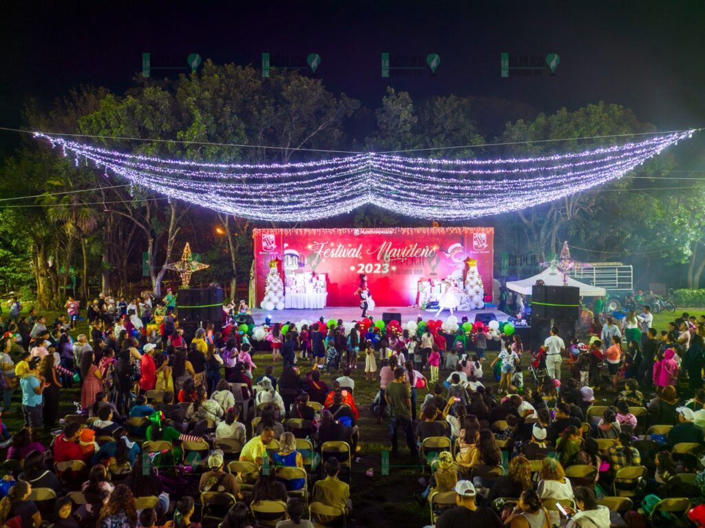 Disfrutan habitantes de Puerto Morelos del Gran Festival Navideño 2023