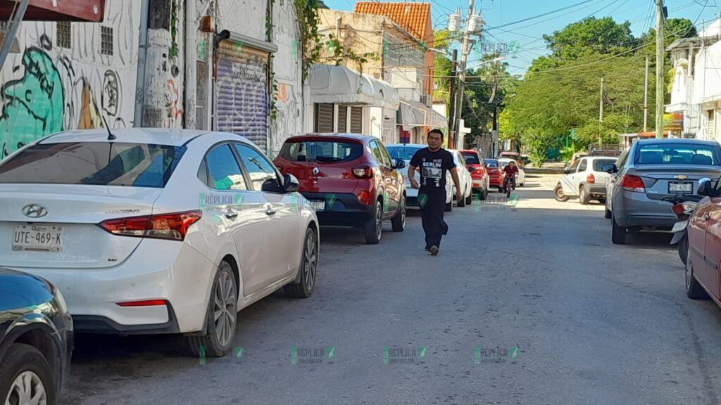 Habitantes del centro de Cancún, sin estacionamientos, por obras del Parque de Las Palapas