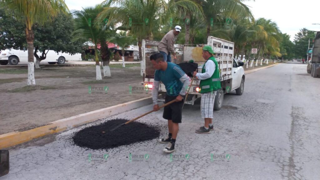 Refuerza gobierno de Puerto Morelos programa de bacheo en la cabecera municipal