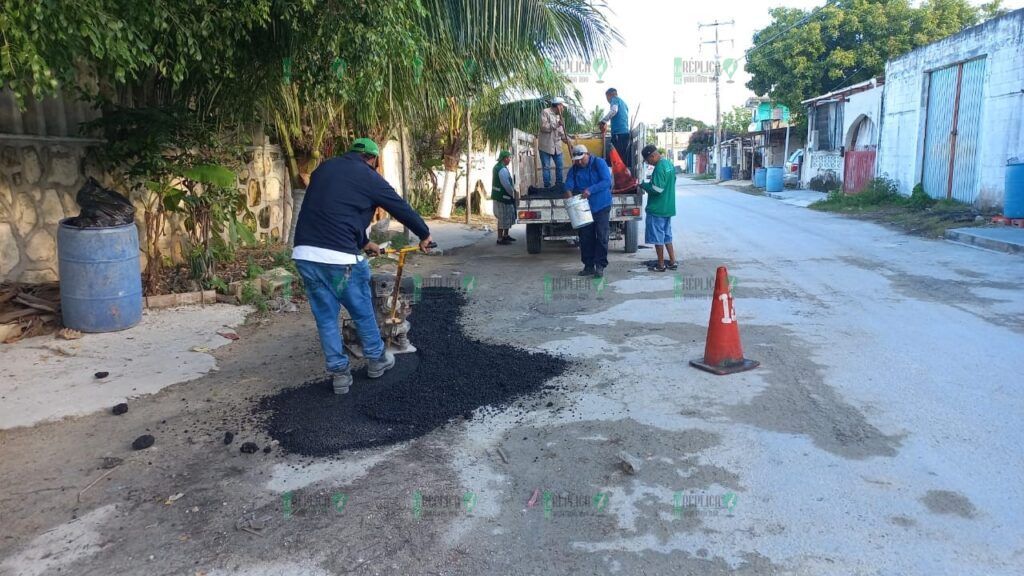 Refuerza gobierno de Puerto Morelos programa de bacheo en la cabecera municipal