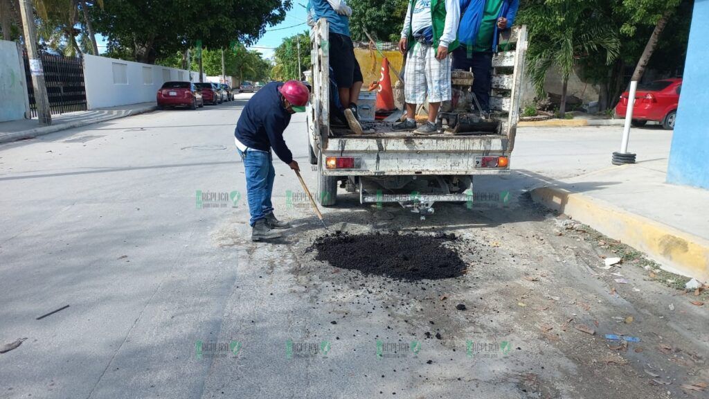 Refuerza gobierno de Puerto Morelos programa de bacheo en la cabecera municipal