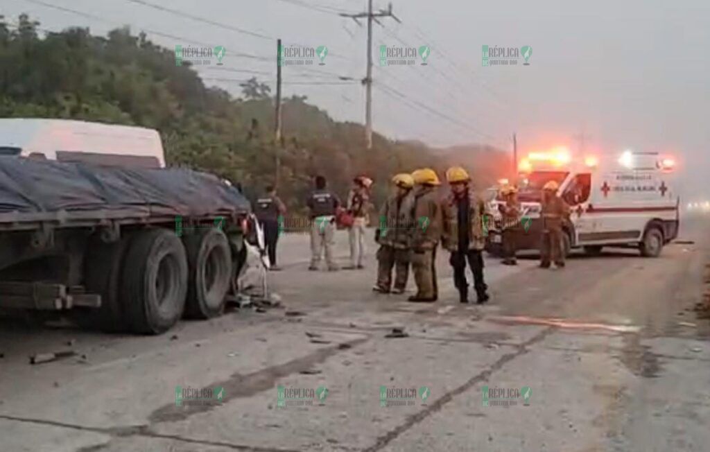 Mueren tres personas, tras chocar contra un tráiler en el tramo Playa del Carmen-Tulum
