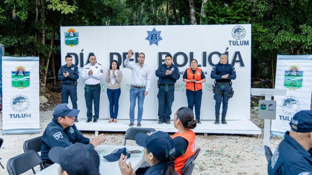 Diego Castañón Trejo reconoce a Policía del Año en Tulum