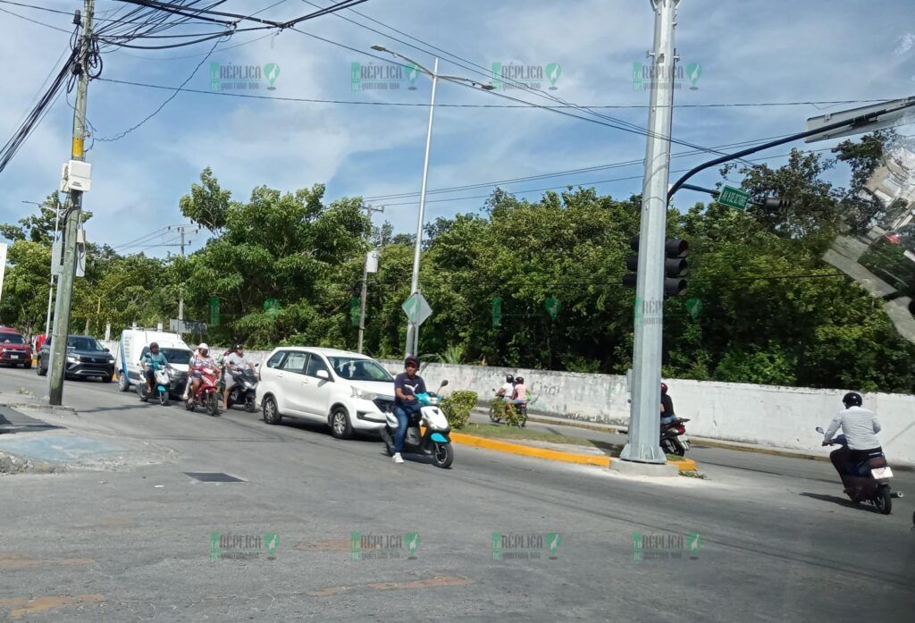 Denuncian colocación de postes fuera de camellones centrales en Cozumel