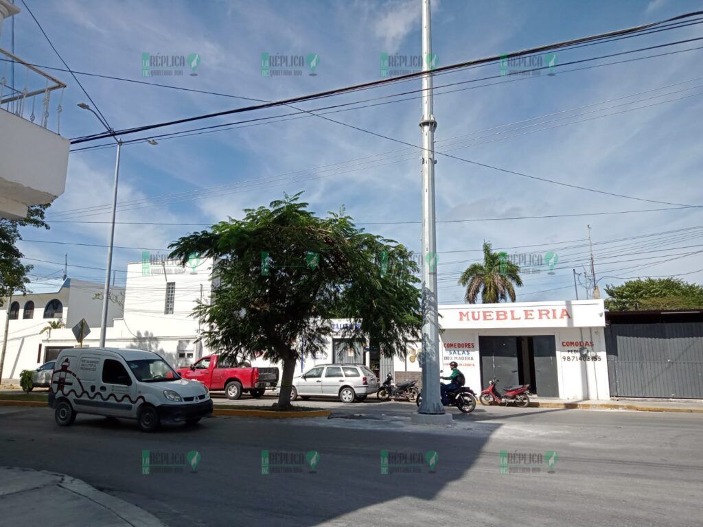 Denuncian colocación de postes fuera de camellones centrales en Cozumel