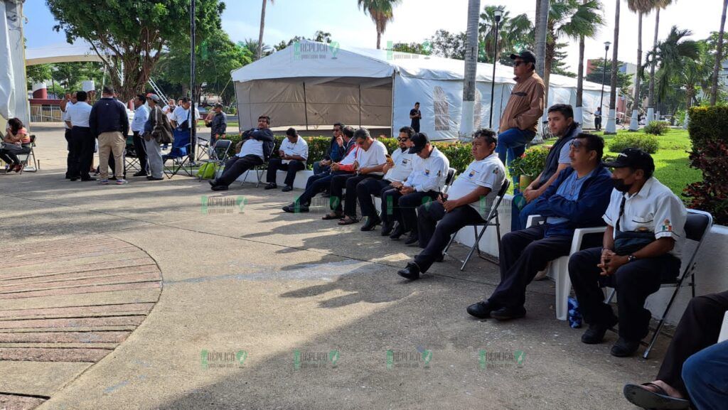 Se manifiestan taxistas de Cozumel ante Palacio Municipal; exigen entrega de concesiones