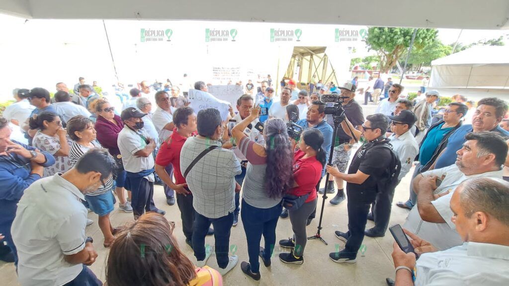 Se manifiestan taxistas de Cozumel ante Palacio Municipal; exigen entrega de concesiones