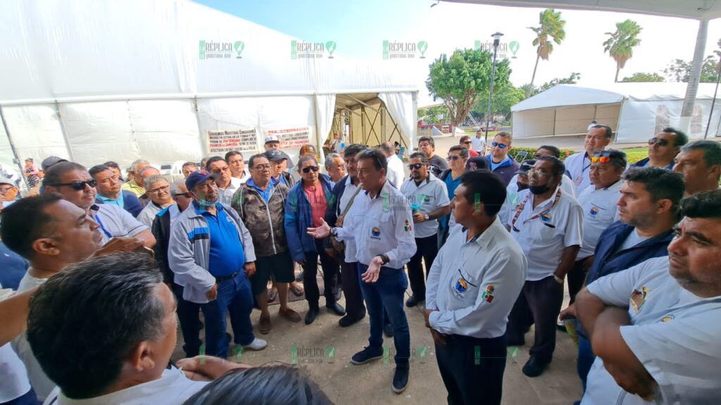 Se manifiestan taxistas de Cozumel ante Palacio Municipal; exigen entrega de concesiones