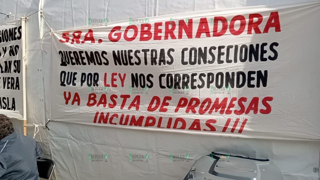 Se manifiestan taxistas de Cozumel ante Palacio Municipal; exigen entrega de concesiones