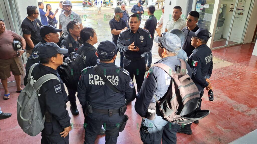 Protestan policías municipales en Cozumel, para denunciar descuentos y falta de inclusión en aumento salarial