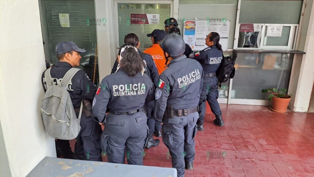 Protestan policías municipales en Cozumel, para denunciar descuentos y falta de inclusión en aumento salarial