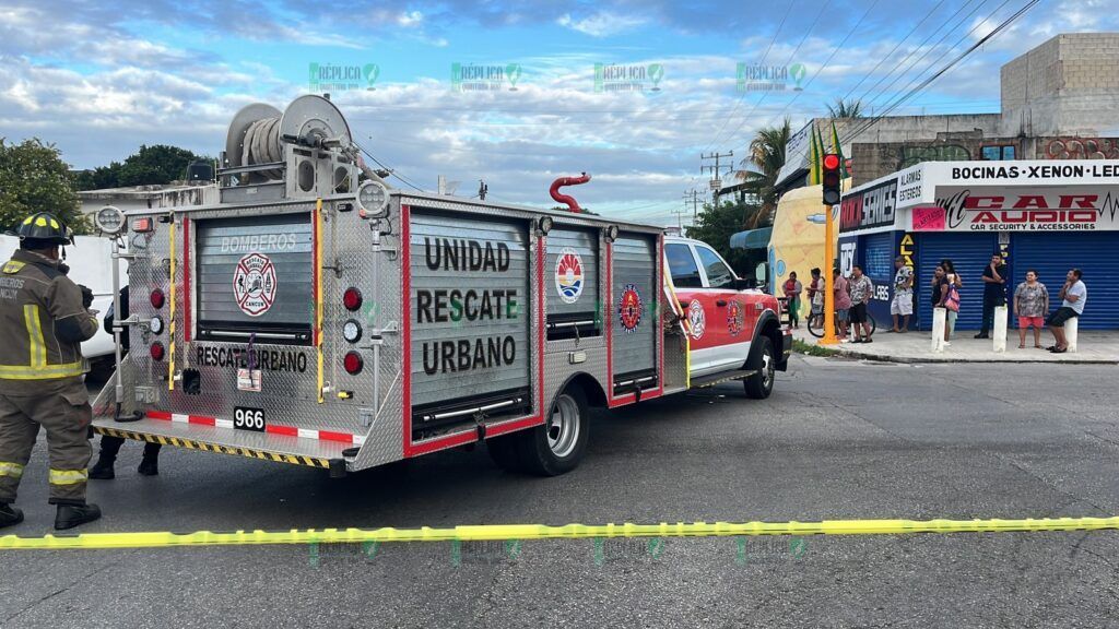 Muere motociclista arrollado por una camioneta en la avenida Ruta 4 de Cancún; quedó atrapado entre las llantas