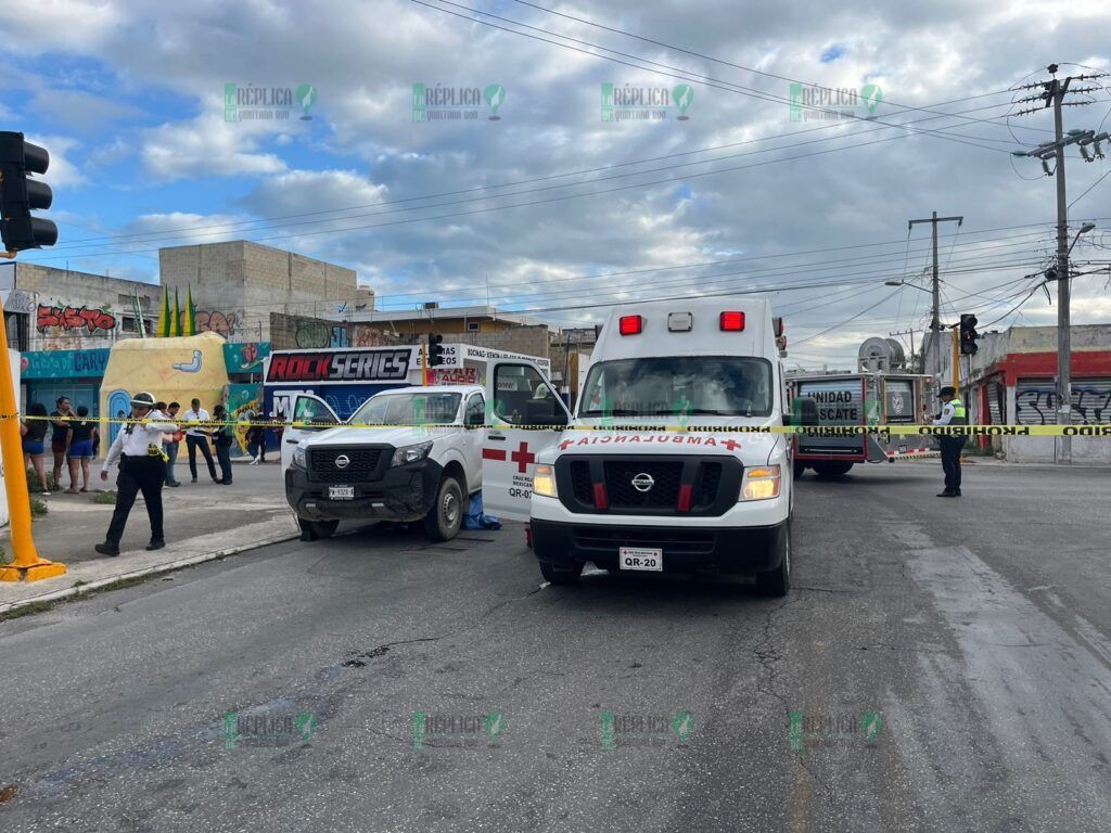 Muere motociclista arrollado por una camioneta en la avenida Ruta 4 de Cancún; quedó atrapado entre las llantas