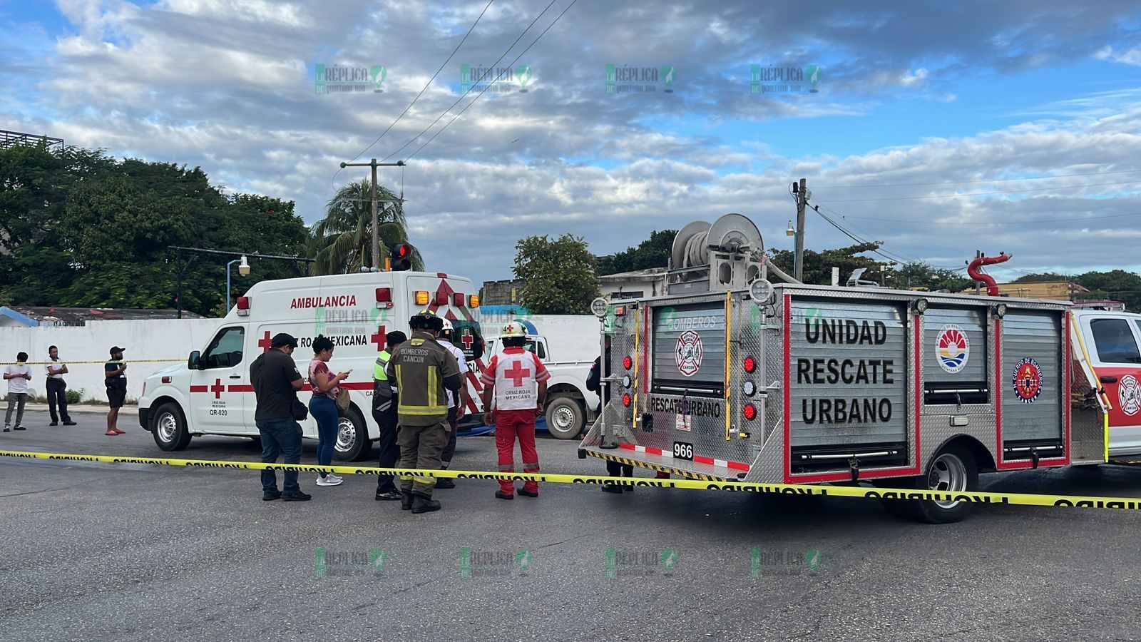 Muere motociclista arrollado por una camioneta en la avenida Ruta 4 de Cancún; quedó atrapado entre las llantas